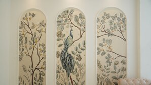 Trois panneaux décoratifs à fixer au mur, ornés d’illustrations de plantes et d’oiseaux.