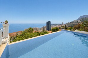 En swimmingpool med utsikt över havet och stadsbilden.