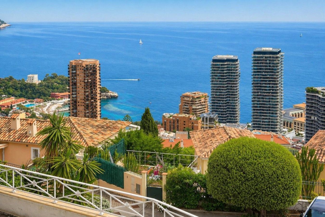 Un paisaje urbano costero con rascacielos, un mar azul cristalino y vistas al océano.