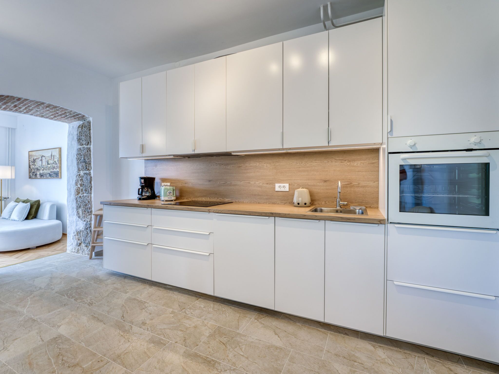 Fridge, oven, dishwasher, cookware/dishes/utensils