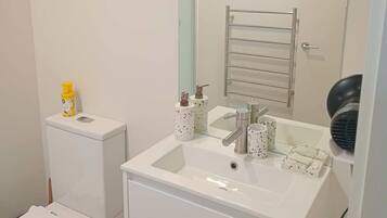 Apartment, 3 Bedrooms | Bathroom