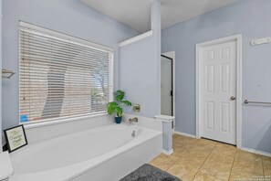 Shower, hair dryer, bidet, towels - Luxurious Stone Oak house/San Antonio Oasis /4BR w/ Hot Tub & Pool (San Antonio)