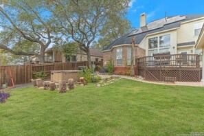 Property grounds - Luxurious Stone Oak house/San Antonio Oasis /4BR w/ Hot Tub & Pool (San Antonio)