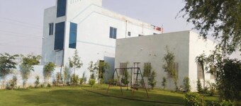 Hotel Deluxe And Family Resturant