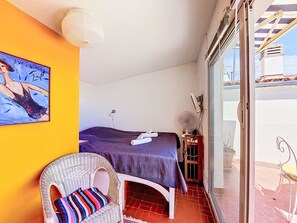 A room with a bed, a chair, a painting, and a window. - Vacation home La Vue by Interhome (La Cadière d'Azur)