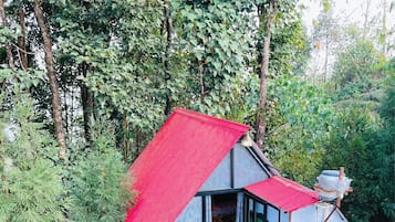 Comfort Cottage, Balcony, Garden View | Property grounds