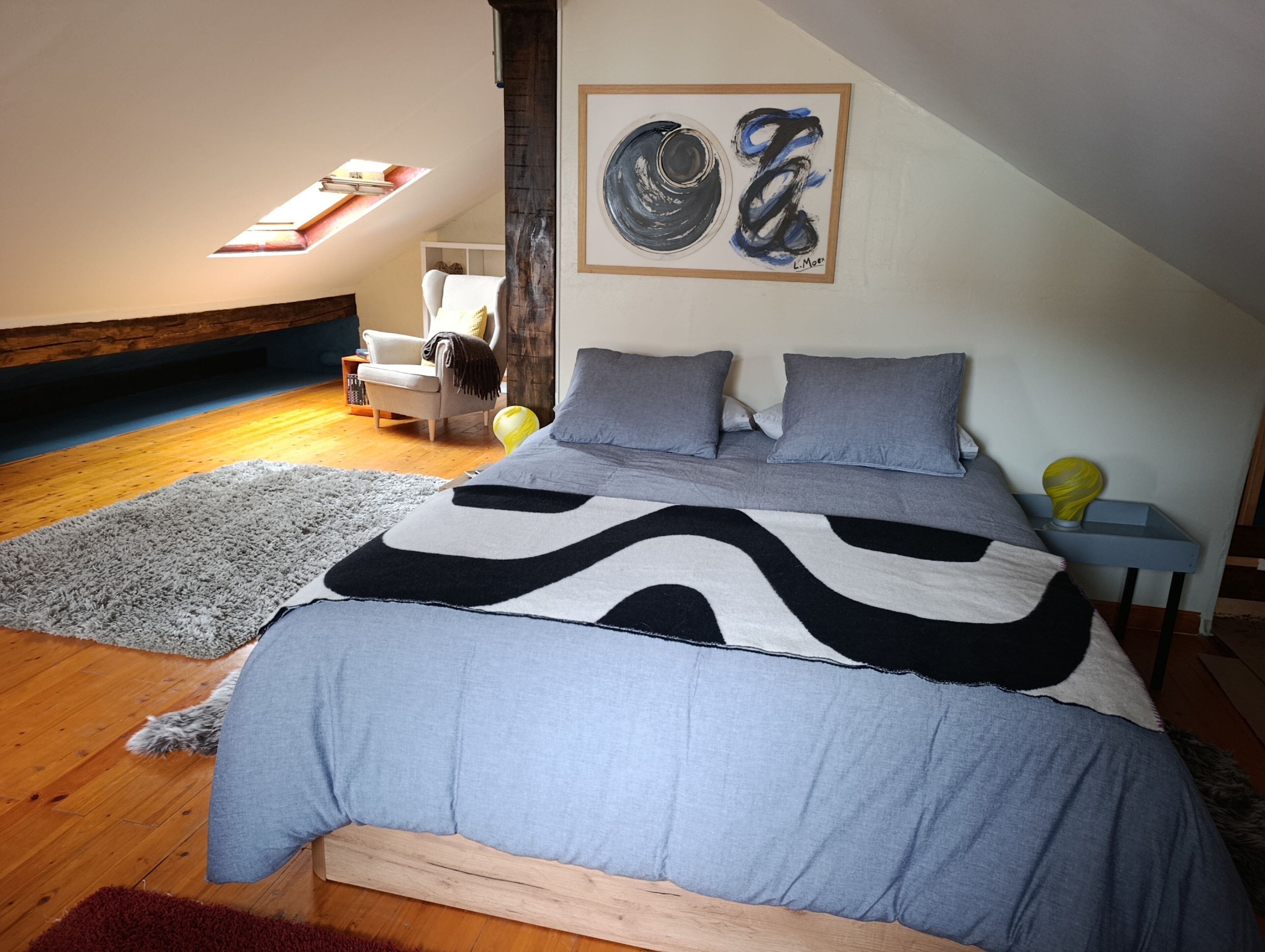 Een strijkplank/strijkijzer, wifi, beddengoed