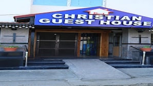 Un edificio con un letrero que dice 'CHRISTIAN GUEST HOUSE'.