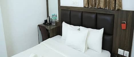 Hypo-allergenic bedding, desk, free WiFi, bed sheets