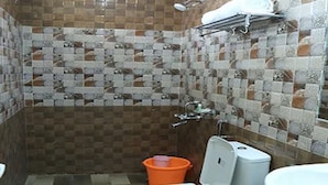 Un baño con inodoro, lavabo y ducha.