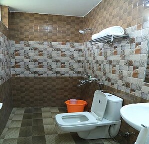 Ducha, cabezal de ducha tipo lluvia, toallas y jabón