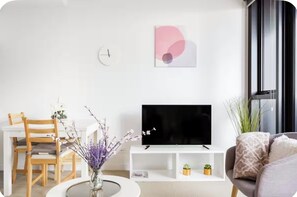 Living area - View City Lights under your eyes, Modern Condo CBD (Melbourne)