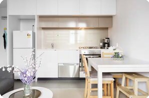 Private kitchen - View City Lights under your eyes, Modern Condo CBD (Melbourne)