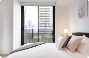 Room - View City Lights under your eyes, Modern Condo CBD (Melbourne)