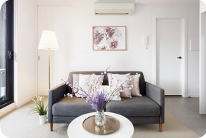 Living area - View City Lights under your eyes, Modern Condo CBD (Melbourne)