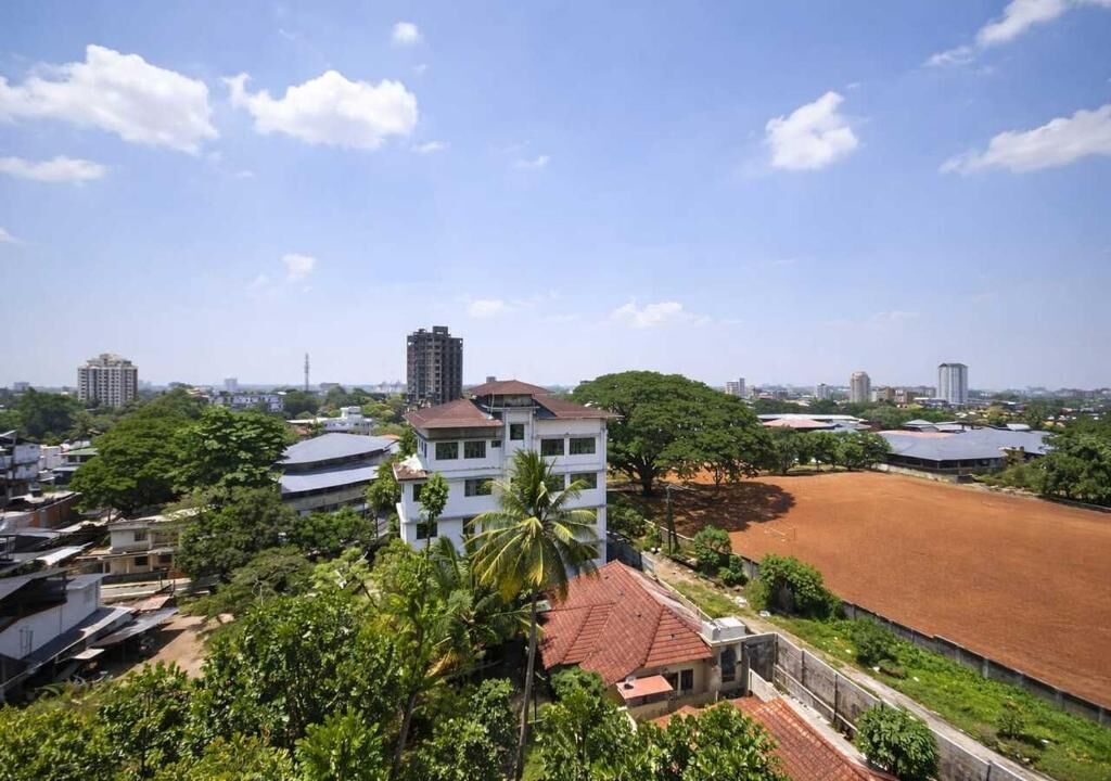 Un quartier résidentiel avec des immeubles, un grand espace ouvert et un ciel dégagé.