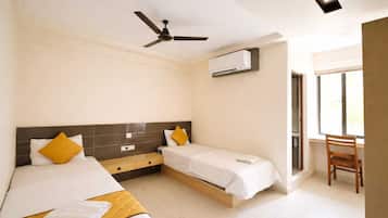 Deluxe Double or Twin Room | Dihias secara berasingan, dilengkapkan perabot secara berasingan, meja