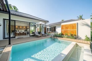 Biệt thự Cao cấp, 2 phòng ngủ, hồ bơi riêng | Hồ bơi | Hồ bơi ngoài trời, ghế dài tắm nắng 