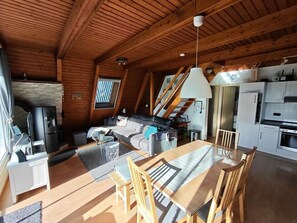 Fernseher, Kamin, DVD-Player