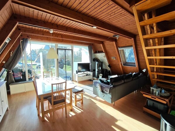 Fernseher, Kamin, DVD-Player