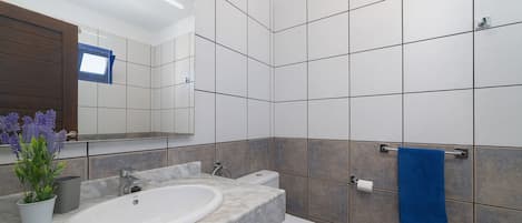 Douche, sĂšche-cheveux, serviettes fournies