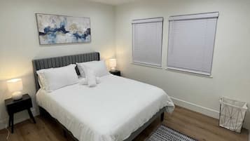 Tabla de planchar con plancha, wifi gratis, ropa de cama