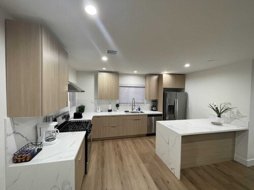 Cozy 2-bedroom house in perfect Burbank with AC