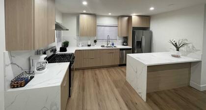 Cozy 2-bedroom house in perfect Burbank with AC
