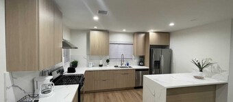 Cozy 2-bedroom house in perfect Burbank with AC