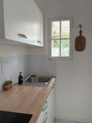 Een koelkast, een oven, een kookplaat, een koffiezetapparaat/waterkoker