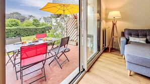 Ein modernes Wohnzimmer mit einer Schiebetür zu einer Außenveranda.