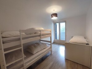 A bunk bed room with a small desk and a window. - Proche commerces vue foret (Saint-Jean-de-Monts)