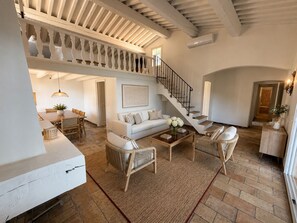 Living area - Renovated L’Escalet Villa with Direct Sea & Beach Access near Saint-Tropez (Ramatuelle)
