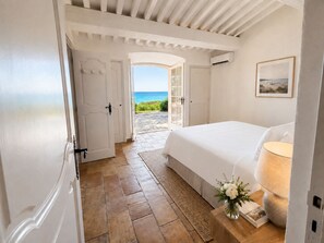 Room - Renovated L’Escalet Villa with Direct Sea & Beach Access near Saint-Tropez (Ramatuelle)