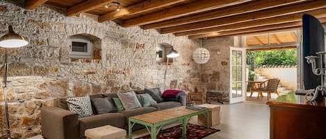 Televisión y chimenea