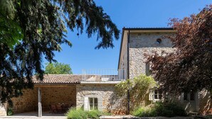 A stone building with a balcony, a small window, and a door. - Villa Eva Rustica (100591-K1) - Zbandaj (Zbandaj)