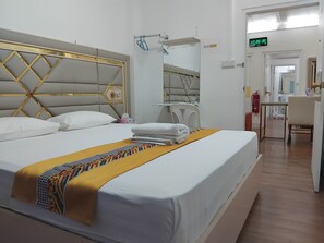 5 bedrooms, iron/ironing board, internet, bed sheets - TRANSIT HOTEL  LUXUARY (Male)