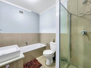 Shower, towels - Azure 31  on Big Bay (Cape Town)