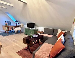 TV, books - Serene Apartment Retreat in Fanø, Denmark (Fanø)