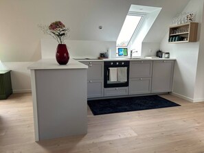 Een koelkast, een oven, een kookplaat, een vaatwasser