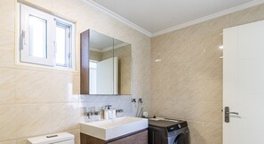 Ducha, secador de pelo, toallas