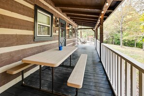 Outdoor dining - Unique Mammoth Cave Cabin w/ Teepee & Hot Tub! (Mammoth Cave)