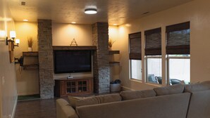 Unclassified image, 5 of 28, button - The 1651 Retreat-Spacious 4BR with RV Parking near Sand Hallow (Washington)
