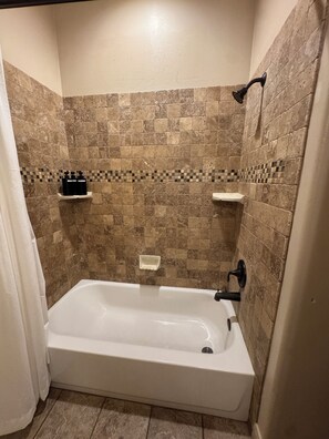 Jetted bath, towels, soap, toilet paper - The 1651 Retreat (Washington)