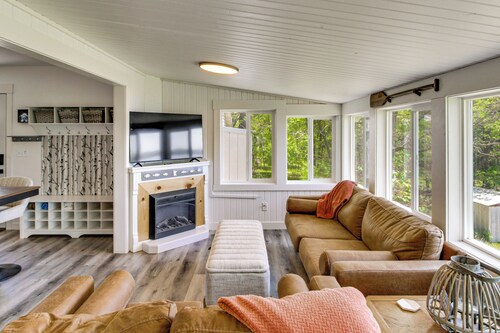 Quiet Relaxing Lakefront Cabin w/ Private Dock