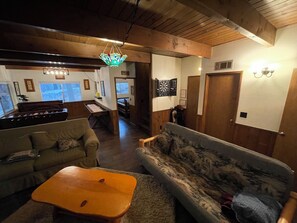 Living area - Fabulous 3-bedroom Treehouse Cabin in Lake Arrowhead (Lake Arrowhead)