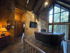 Living area - Fabulous 3-bedroom Treehouse Cabin in Lake Arrowhead (Lake Arrowhead)