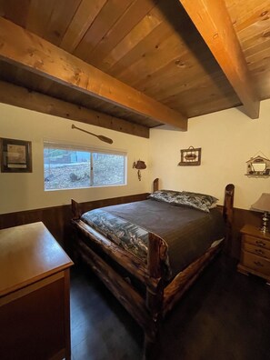 3 bedrooms, iron/ironing board, WiFi, bed sheets - Fabulous 3-bedroom Treehouse Cabin in Lake Arrowhead (Lake Arrowhead)
