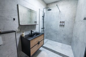 Shower, hair dryer, towels, soap - 15-Min Walk to Ghent Center | Cozy Private Room (Ghent)