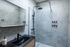 Shower, hair dryer, towels, soap - 15-Min Walk to Ghent Center | Cozy Private Room (Ghent)